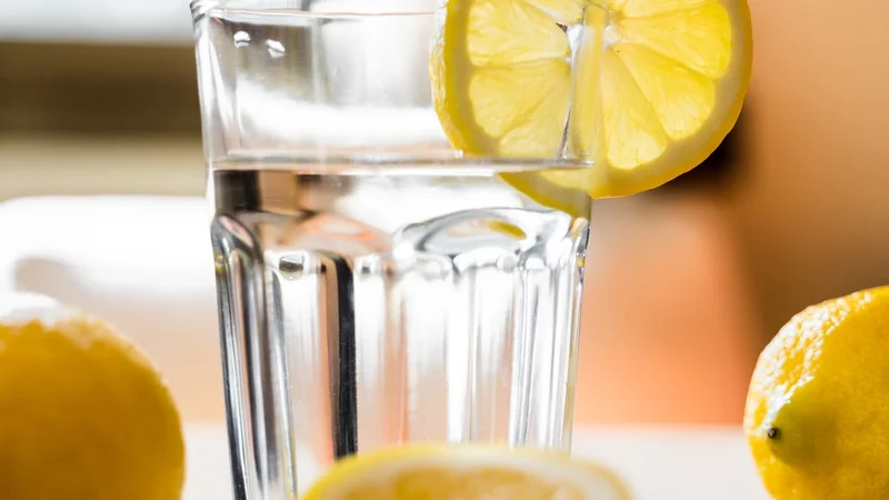Acqua e limone su un tavolo