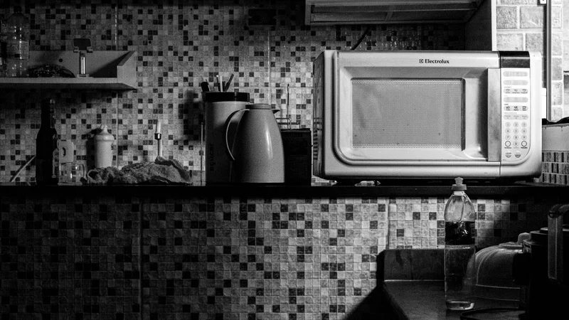 Forno a microonde in una cucina