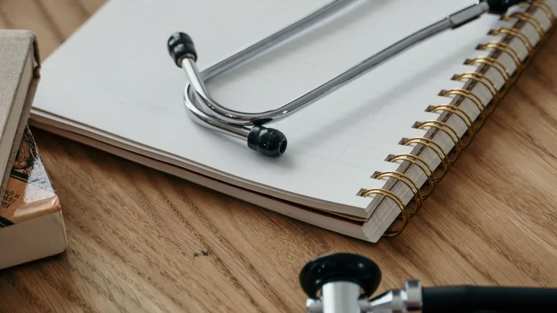 Stetoscopio e documenti per una valutazione clinica