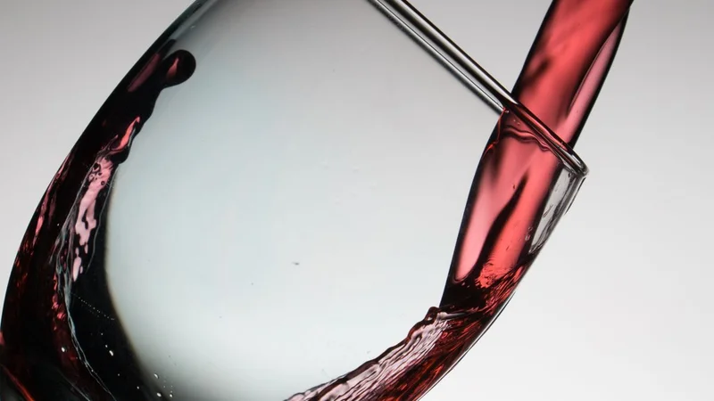 Vino rosso versato in un bicchiere